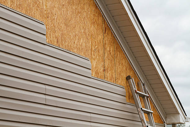 Professional Siding Installation technician working in Warsaw, IL